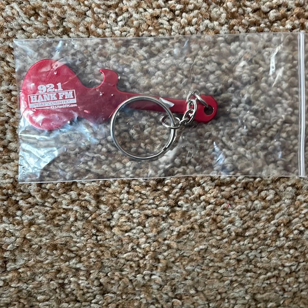 92.1 Hank FM guitar red keychain